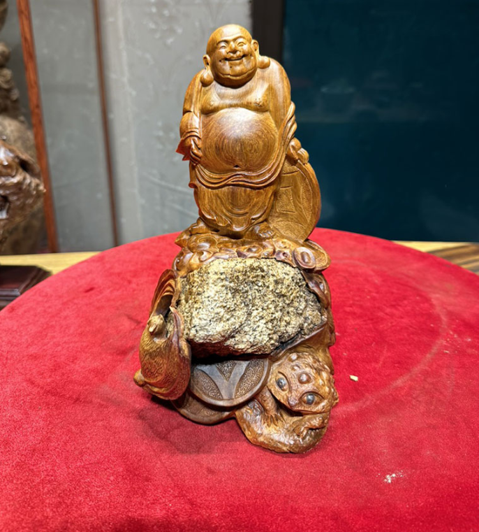 Tượng gỗ Di Lặc Ngồi Ôm Đá.png